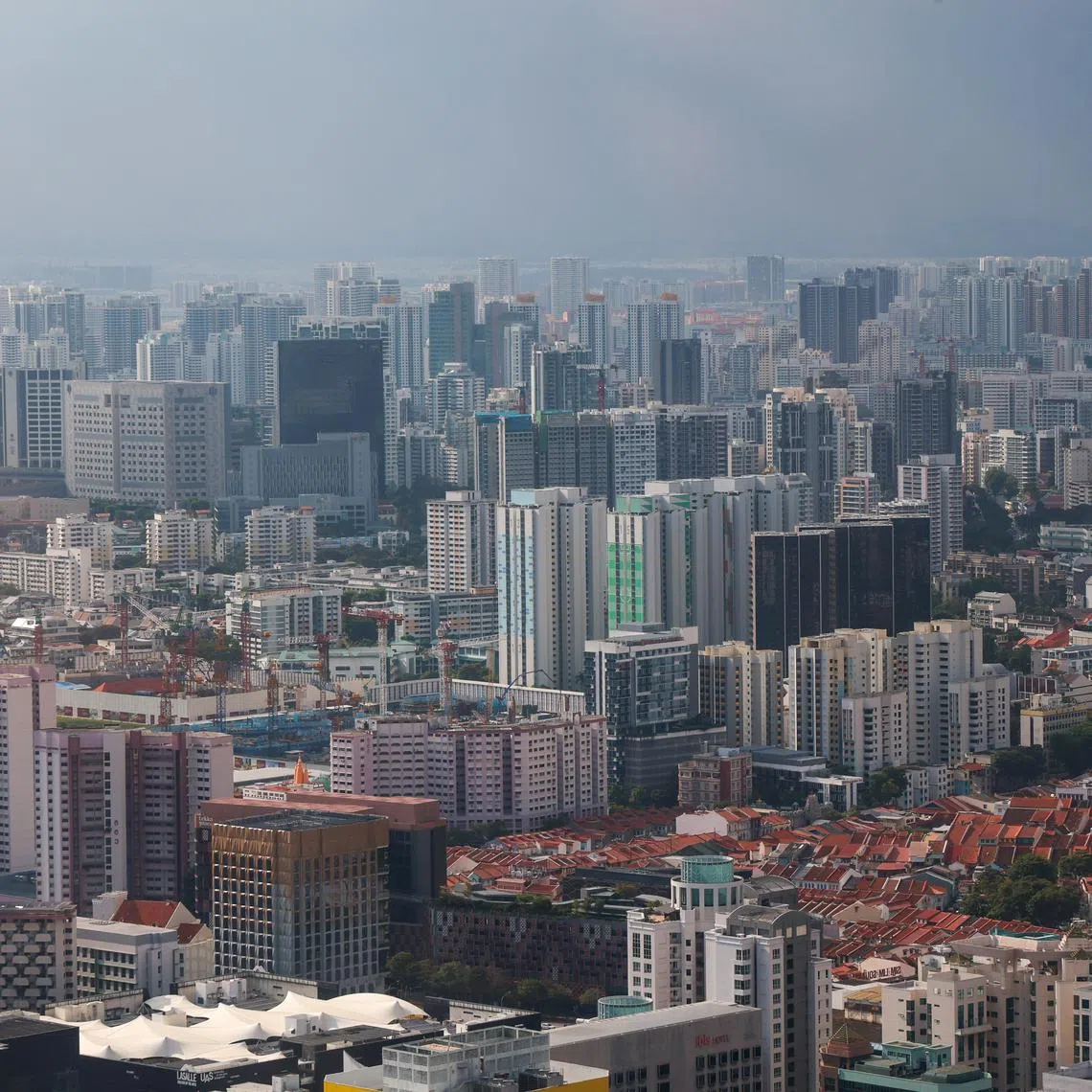CMG20250624-RChiong03/张俊杰/Generic pix of the Singapore skyline 新加坡市区景观 [Swissôtel The Stamford Singapore]
The Singapore skyline, seen on June 24, 2025. Can be used for stories on Housing Development Board (HDB) flats, public housing, private estates, condominiums, private housing, land use, housing prices, cost-of-living, economy, inflation.
2025年6月24日拍摄的新加坡市景。可用于有关建屋发展局（HDB）组屋、公共房屋、私人住宅区、公寓、私人住宅、土地用途、房价、生活成本、经济与通货膨胀等课题的报道。