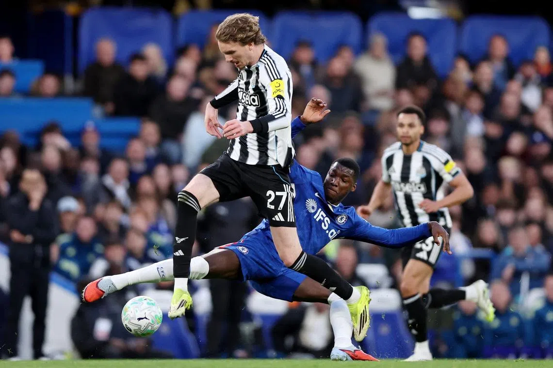 Soccer Football - Premier League - Chelsea v Newcastle United - Stamford Bridge, London, Britain - March 14, 2026 Chelsea's Moises Caicedo in action with Newcastle United's Anthony Gordon REUTERS/David Klein