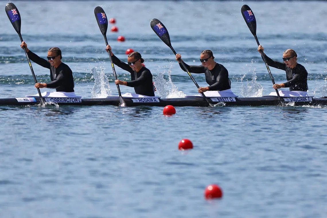 Paris 2024 Olympics - Sprint Canoe - Women's Kayak Four 500m Final A - Vaires-sur-Marne Nautical Stadium - Flatwater, Vaires-sur-Marne, France - August 08, 2024. Lisa Carrington of New Zealand, Alicia Hoskin of New Zealand, Olivia Brett of New Zealand and Tara Vaughan of New Zealand in action. REUTERS/Molly Darlington