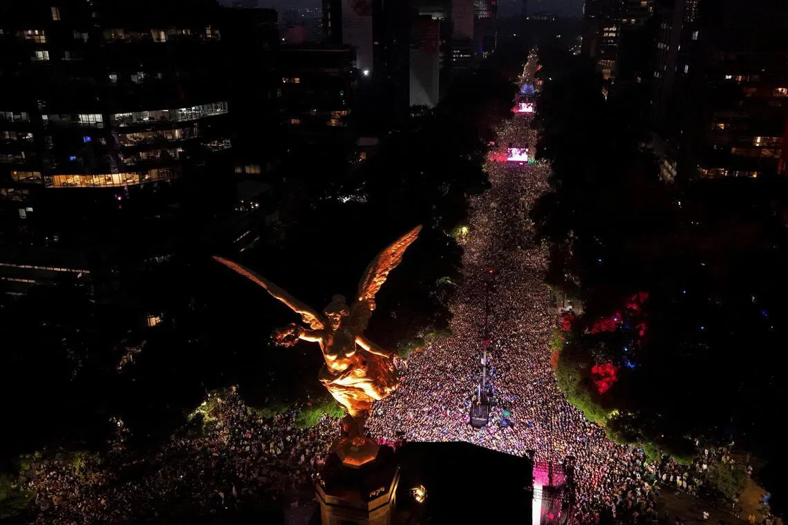 Soccer Football - FIFA World Cup 2026 - Round of 32 - Mexico v Ecuador - Fans gather in Mexico City - Mexico City, Mexico - June 30, 2026 A drone view shows Mexico fans gathering at the Angel de la Independencia before the match REUTERS/Armando Vega     TPX IMAGES OF THE DAY