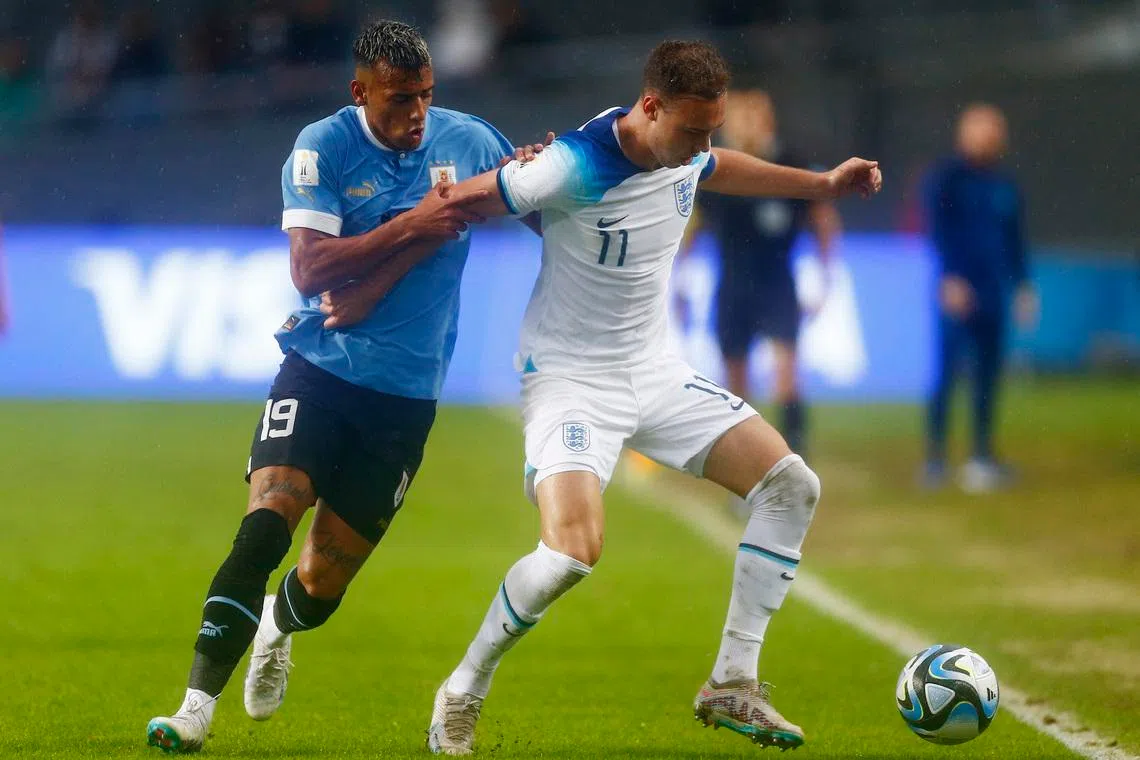 Soccer Football - FIFA U20 World Cup Argentina 2023 - Group E - Uruguay v England - Estadio Unico Diego Armando Maradona, La Plata, Argentina - May 25, 2023 England's Harvey Vale in action with Uruguay's Luciano Rodriguez REUTERS/Matias Baglietto