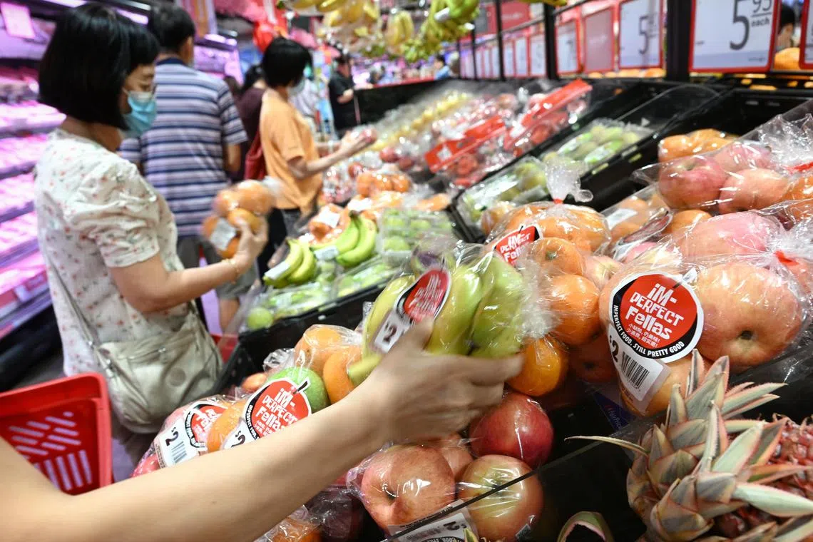 ST20240129_202468543521 hyugly Chong Jun Liang
Customers selecting imperfect fruits under the label “ Imperfect Fellas” at FairPrice Xtra at AMK Hub on January 29, 2024.