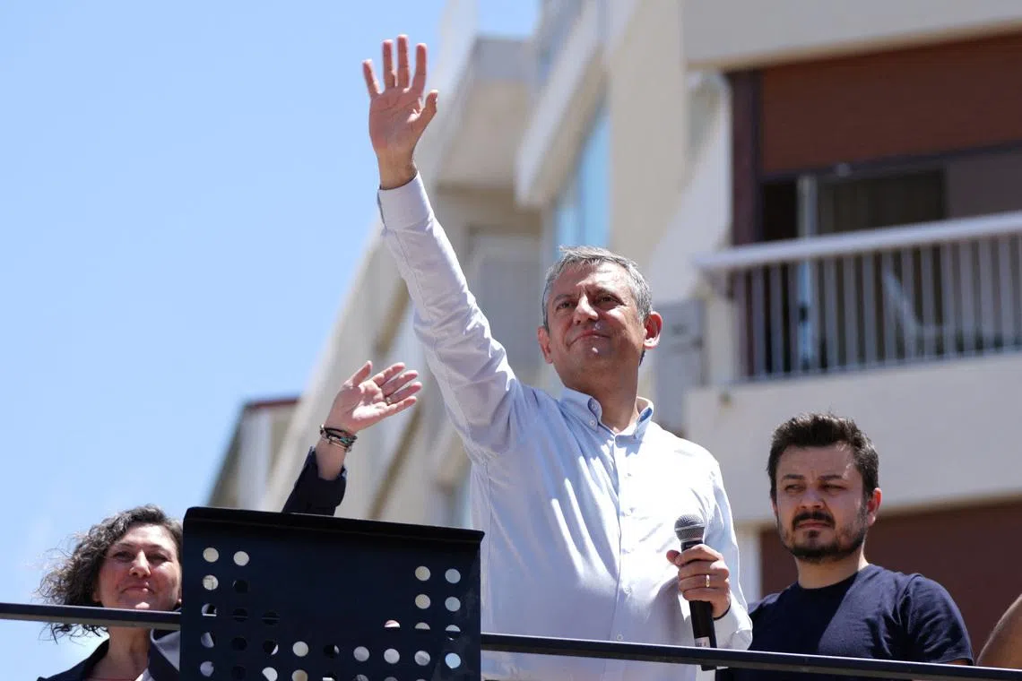Ozgur Ozel, the ousted chairman of the main opposition Republican People’s Party (CHP), greets his supporters during a rally in Izmir, Turkey, May 26, 2026. REUTERS/Tolga Uluturk/File Photo