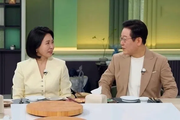 South Korean President Lee Jae Myung (right) and his wife Kim Hea Kyung recently appeared on JTBC’s cooking reality show Please Take Care of My Refrigerator.