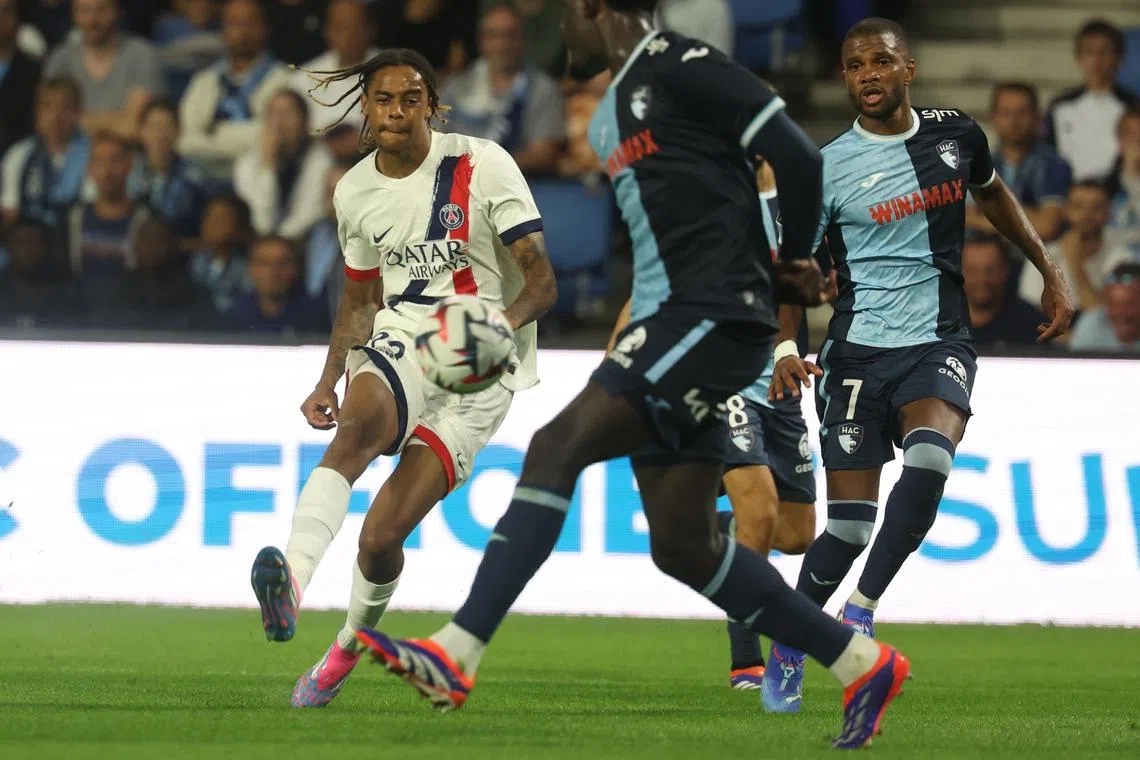 epa11552243 Bradley Barcola (L) of PSG scores a goal during the French Ligue 1 soccer match between Le Havre and Paris Saint Germain, in Le Havre, France, 16 August 2024.  EPA-EFE/MOHAMMED BADRA