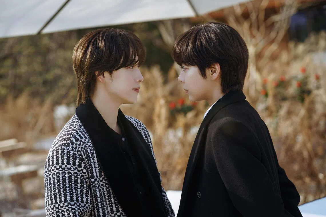 Im Si-wan (left) and Seorina in Love In Disguise.
