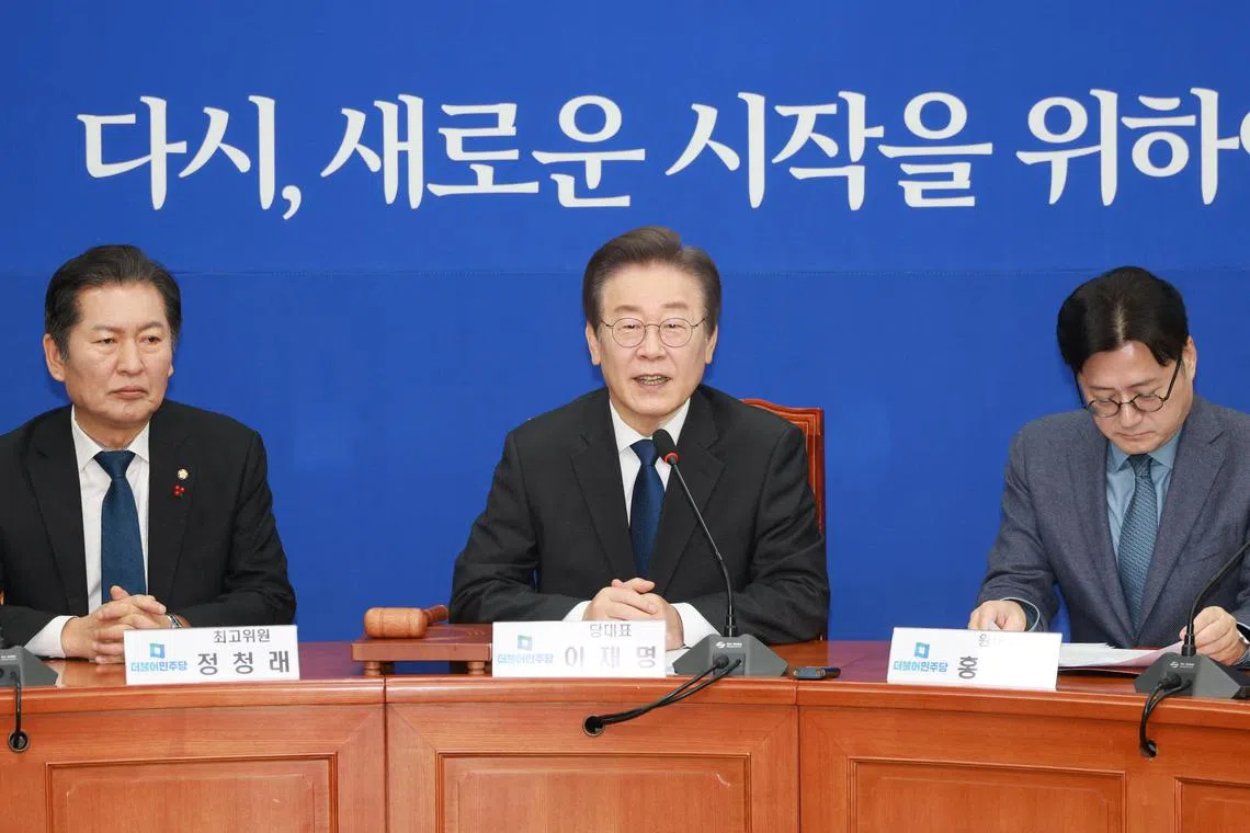 South Korean opposition leader Lee Jae-myung (C) was stabbed by a 60-year-old man asking for an autograph.