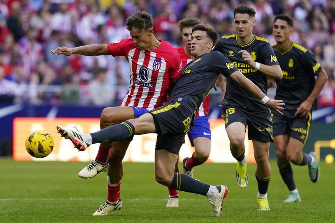Soccer Football - LaLiga - Atletico Madrid v Las Palmas - Metropolitano, Madrid, Spain - February 17, 2024 Atletico Madrid's Marcos Llorente in action with Las Palmas' Maximo Perrone REUTERS/Ana Beltran