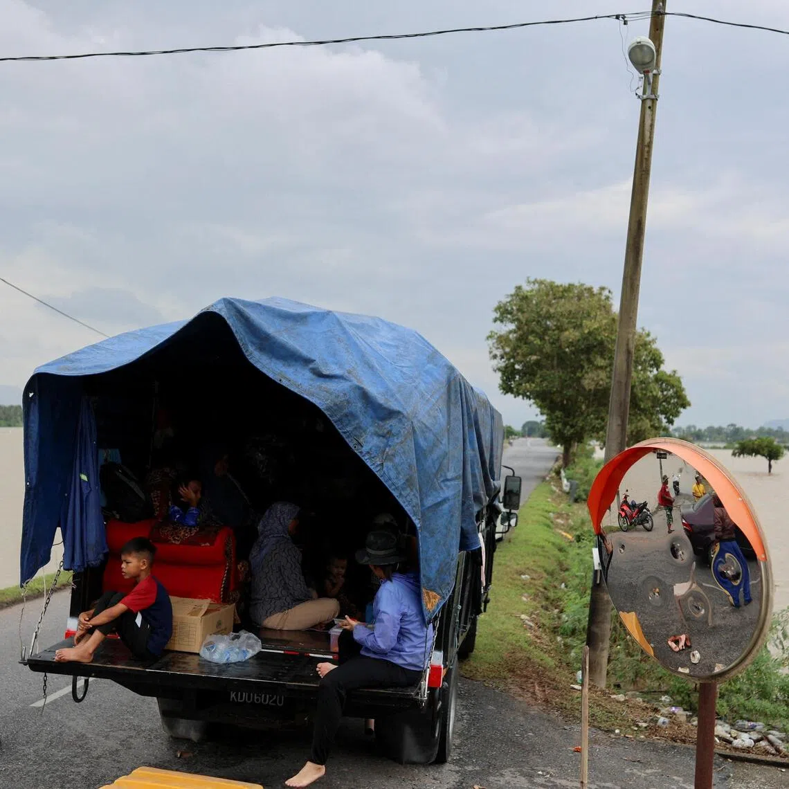 A Continuous Rain Warning (Alert) has been issued to Sarawak, Kelantan, Terengganu, Pahang and Johor.