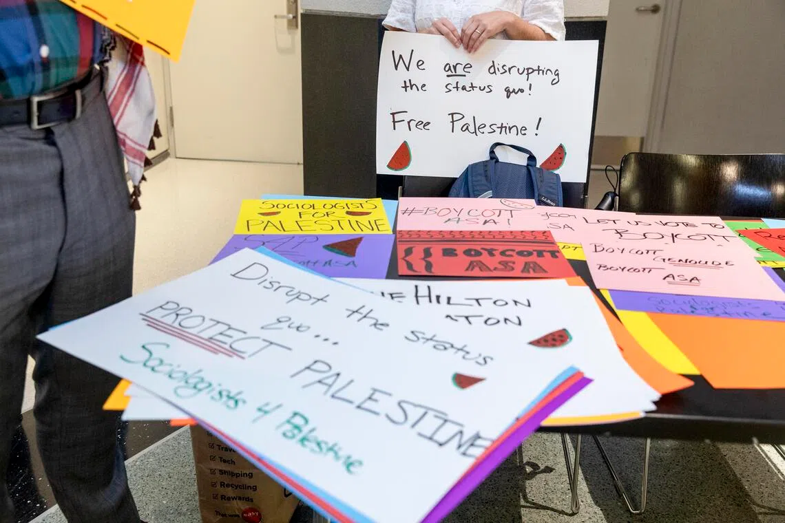 Attendees of a breakaway sociology conference in New York on Aug 11 made signs in support of Palestine.