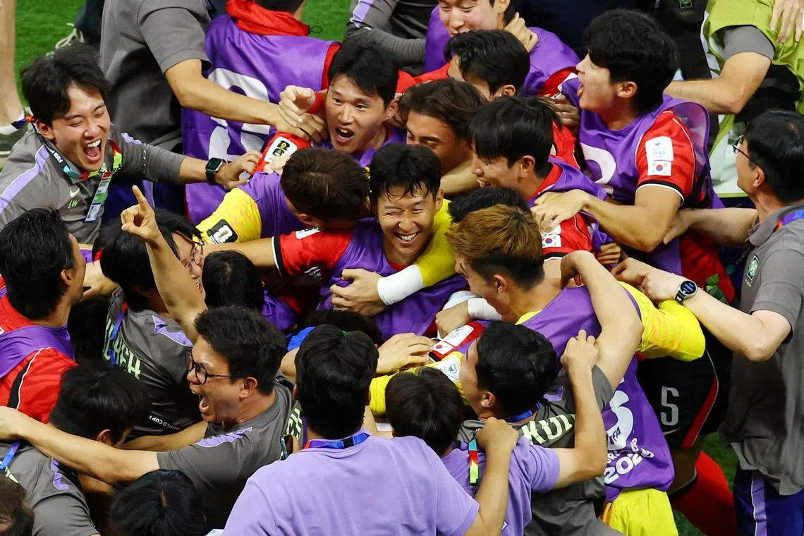 Soccer Football - FIFA World Cup 2026 - Group A - South Korea v Czech Republic - Estadio Guadalajara, Guadalajara, Mexico - June 11, 2026 South Korea's Son Heung-min celebrates with teammates and coach Hong Myung-bo after the match REUTERS/Daniel Becerril