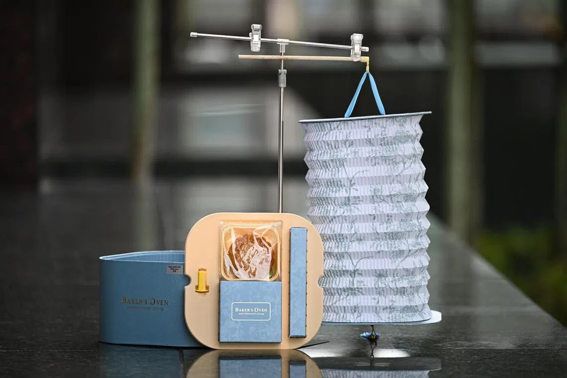 ST20240916-202477200951-Lim Yaohui-Chin Hui Shan-hsmooncake/
Mooncake box from Baker’s Oven has a cover that is a lantern at Takashimaya Mid-Autumn Festive Celebration 2024 on Sept 16, 2024.
Story on the resale of mooncake packaging online.
(ST PHOTO: LIM YAOHUI) 