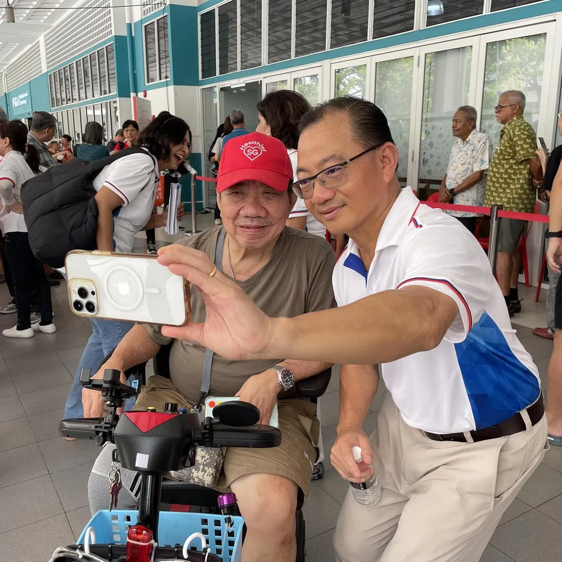 smseah29 - Braddell Heights MP Seah Kian Peng with residents at a community event at Braddell Heights Community Hub on March 29. 

ST Photo: Shermaine Ang
