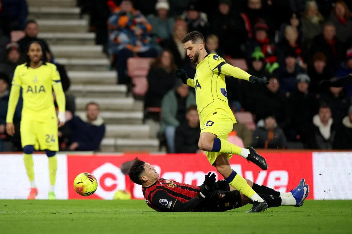 Soccer Football - Premier League - AFC Bournemouth v Tottenham Hotspur - Vitality Stadium, Bournemouth, Britain - January 7, 2026 AFC Bournemouth's Evanilson in action with Tottenham Hotspur's Rodrigo Bentancur. REUTERS/Isabel Infantes