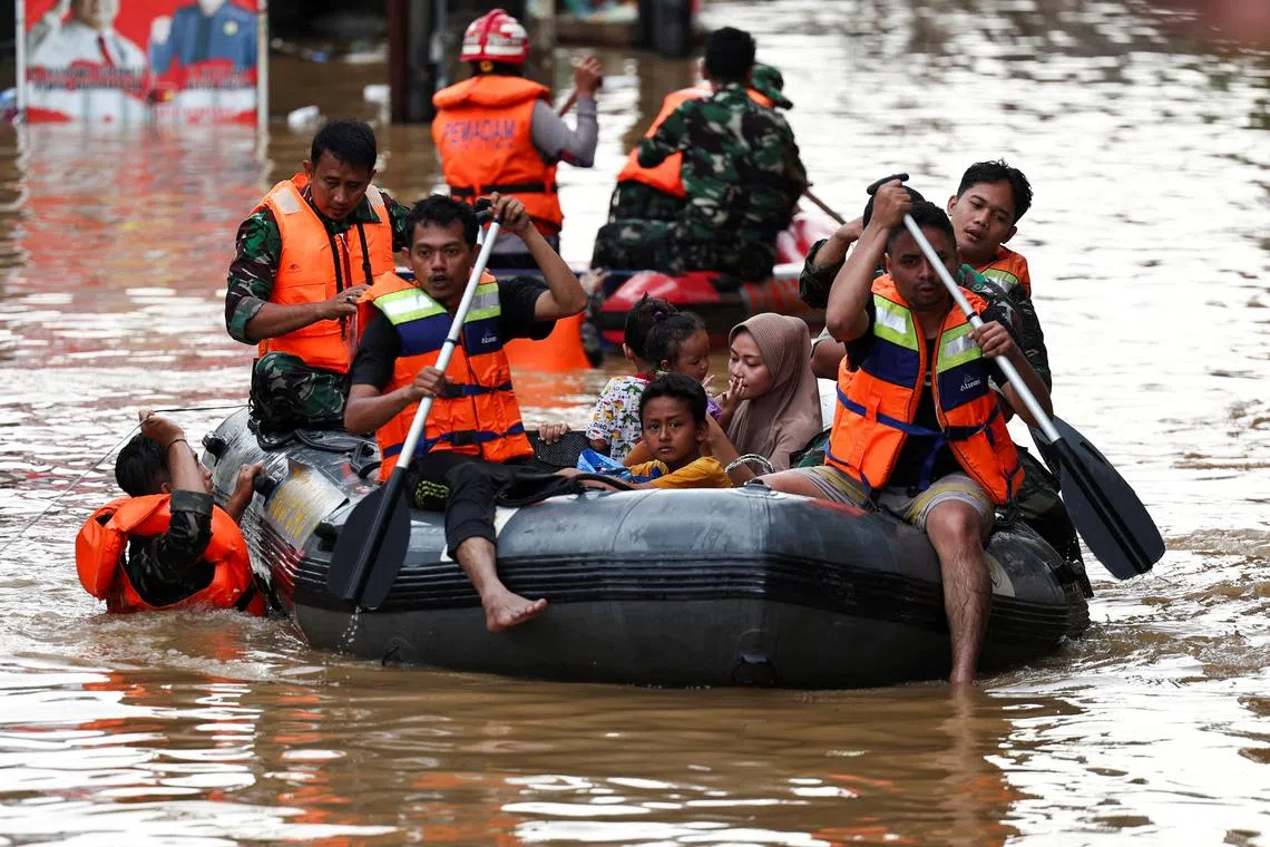 Rescuers evacuate people using a rubber boat from a flooded residential area following heavy rains in Jakarta, Indonesia, March 4, 2025. REUTERS/Willy Kurniawan