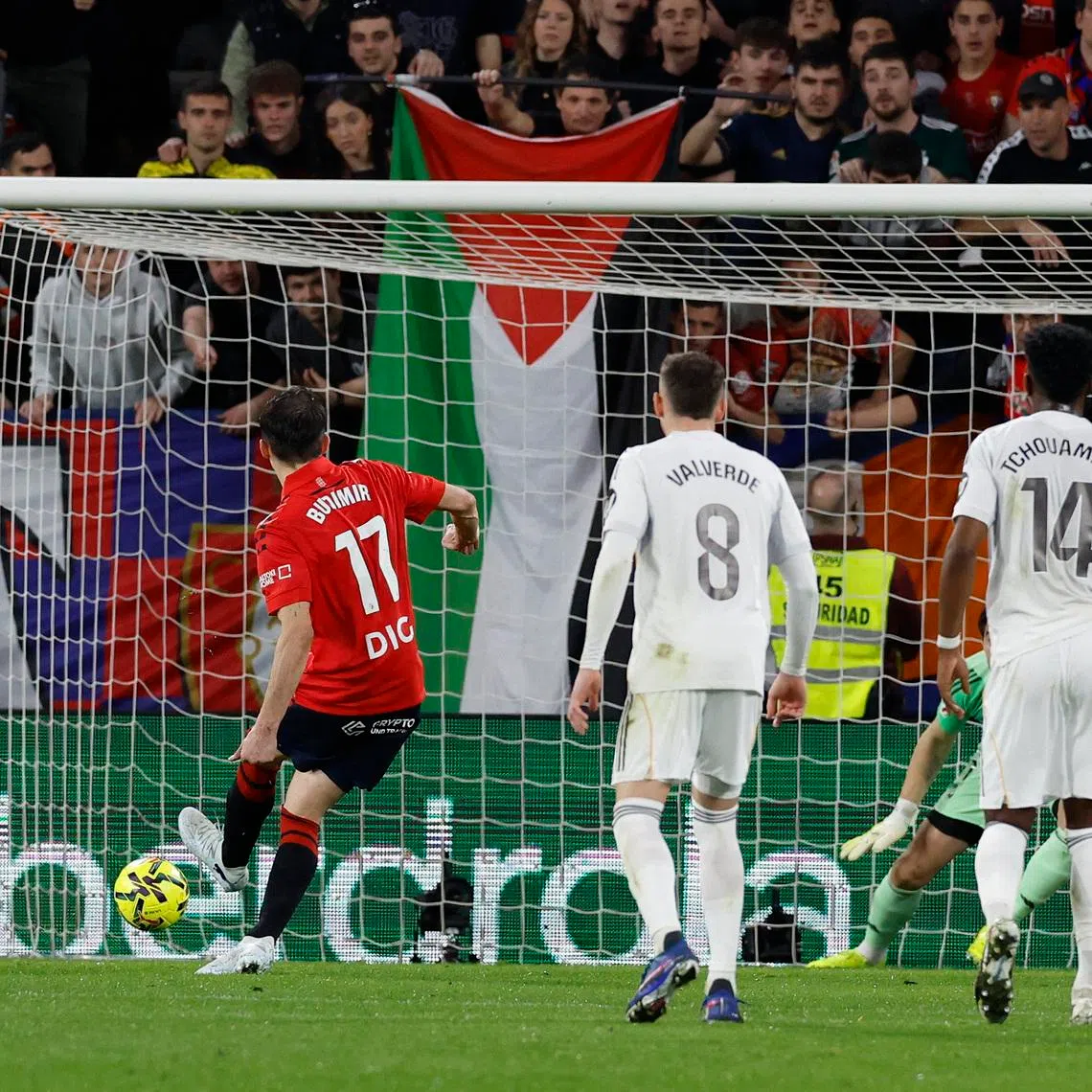 Soccer Football - LaLiga - Osasuna v Real Madrid - El Sadar Stadium, Pamplona, Spain - February 21, 2026 Osasuna's Ante Budimir scores their first goal from the penalty spot past Real Madrid's Thibaut Courtois. REUTERS/Vincent West