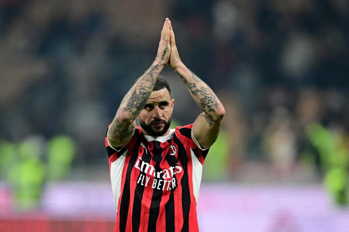 Soccer Football - Coppa Italia - Quarter Final - AC Milan v AS Roma - San Siro, Milan, Italy - February 5, 2025 AC Milan's Kyle Walker applauds fans after the match REUTERS/Daniele Mascolo