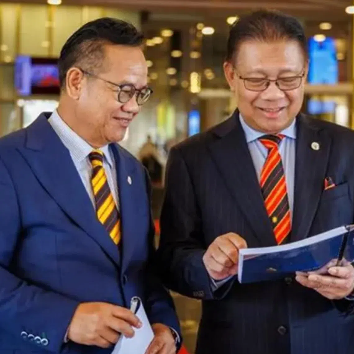 Malaysian state Utility and Telecommunication Minister Julaihi Narawi (right) chatting with his deputy Liwan Lagang.