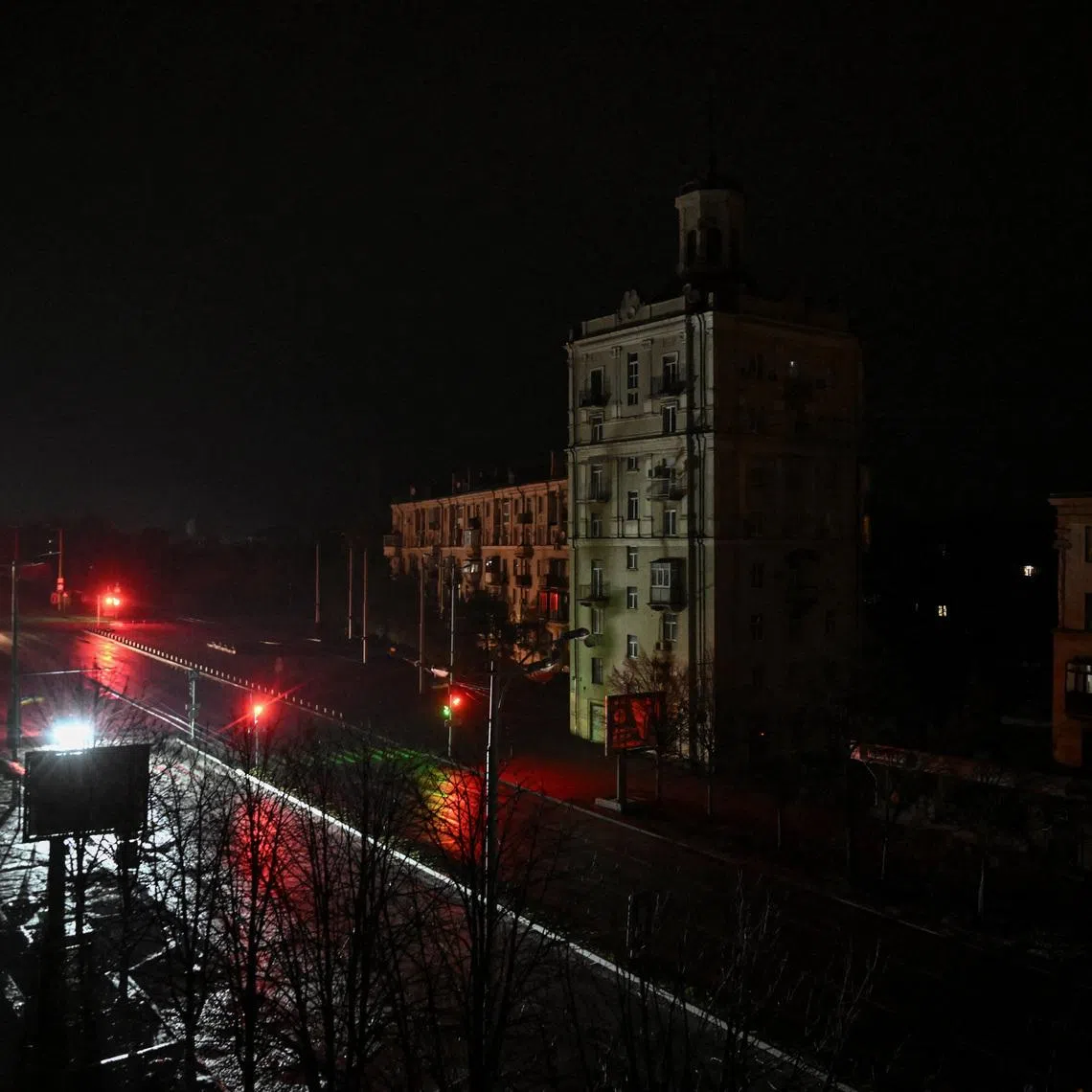 Cars move along a dark street during a power blackout after critical civil infrastructure was hit by today's Russian drone strikes, amid Russia's attack on Ukraine, in Zaporizhzhia, Ukraine January 7, 2026. REUTERS/Stringer