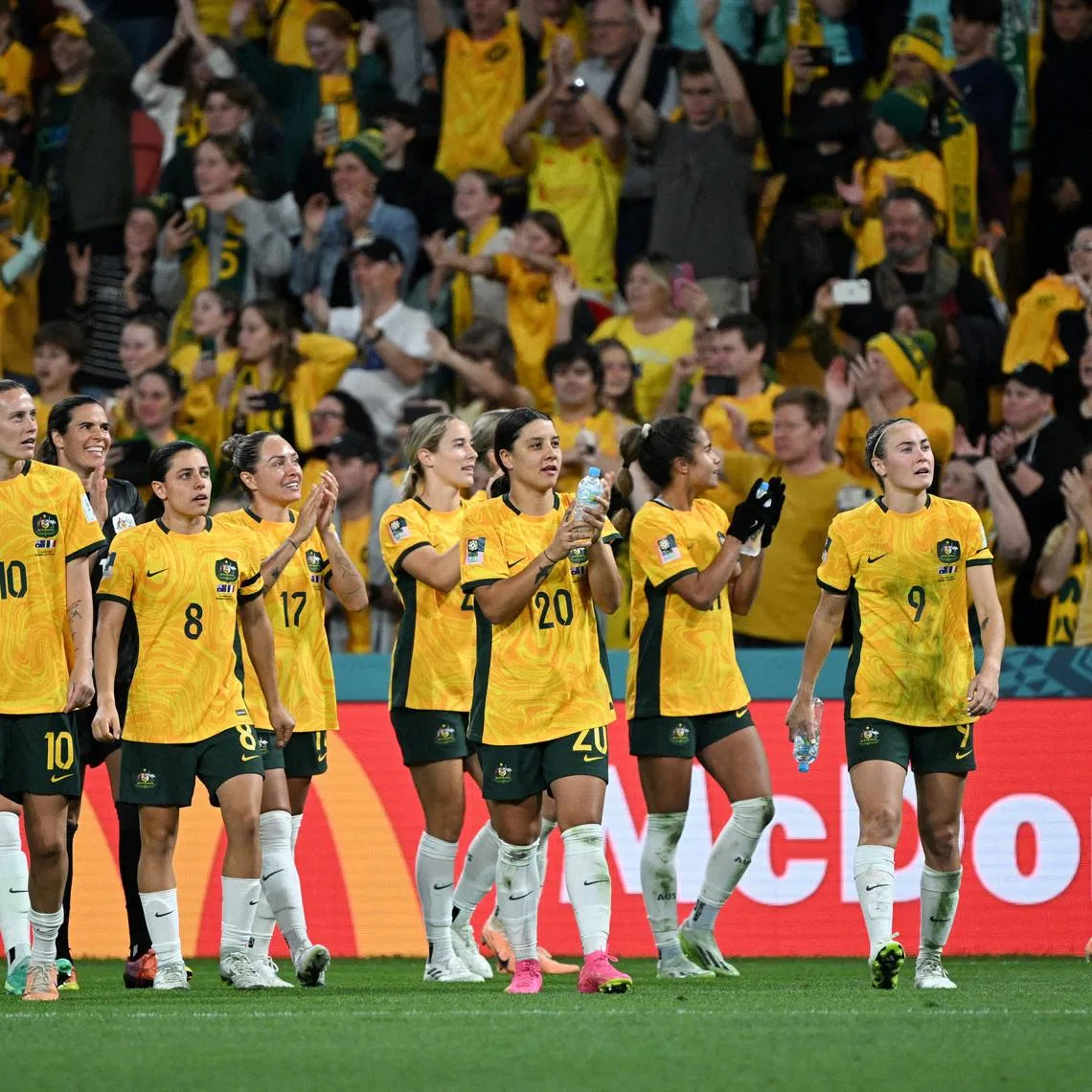 FILE PHOTO: Soccer Football - FIFA Women’s World Cup Australia and New Zealand 2023 - Quarter Final - Australia v France - Brisbane Stadium , Brisbane, Australia - August 12, 2023 Australia's Sam Kerr and teammates applaud fans after the match REUTERS/Dan Peled/File Photo