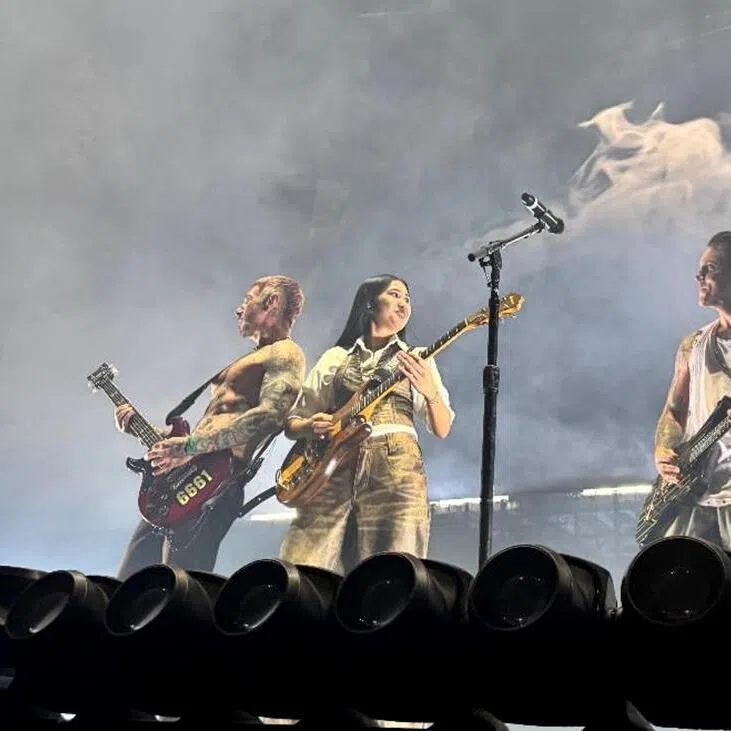 ednene - Screenshot. Thai singer-guitarist Nene Royal, 16, performing with American band Avenged Sevenfold at Singapore Indoor Stadium on Oct 13, 2026. From left to right: M. Shadows, Zacky Vengeance, Nene Royal and Synyster Gates.
PHOTO: KPPHAI/INSTAGRAM