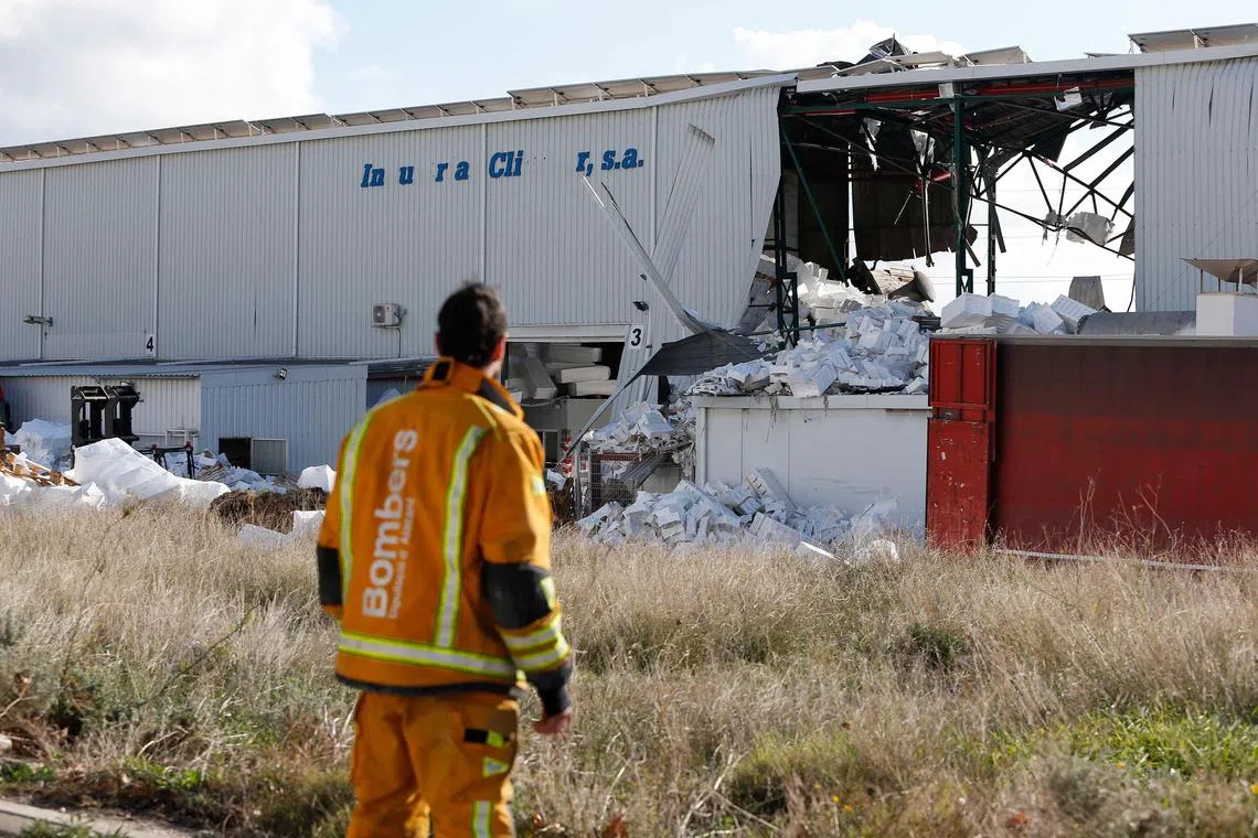 The explosion partially collapsed the factory. A boiler was the suspected cause, said Alicante fire service sources. 