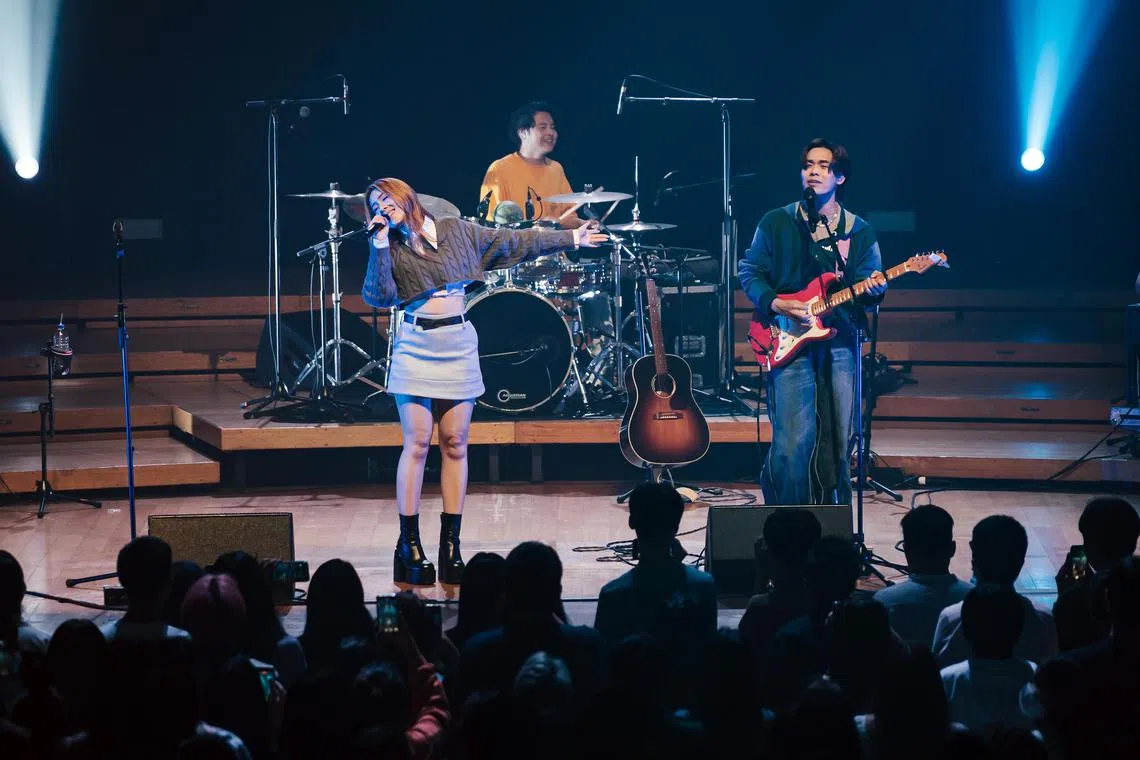 baaccuse05 - Taiwanese indie band Accusefive, which comprises (from left) vocalist Chuan Ching, drummer Richard Lin (in background) and vocalist Pan Yun-an, during their concert at the Esplanade Concert Hall on Saturday (Feb 4).



Credit: Esplanade – Theatres on the Bay