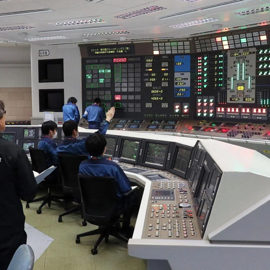 TEPCO employees restart Unit 6 at the Kashiwazaki-Kariwa nuclear power plant on Jan 21, 2026.
