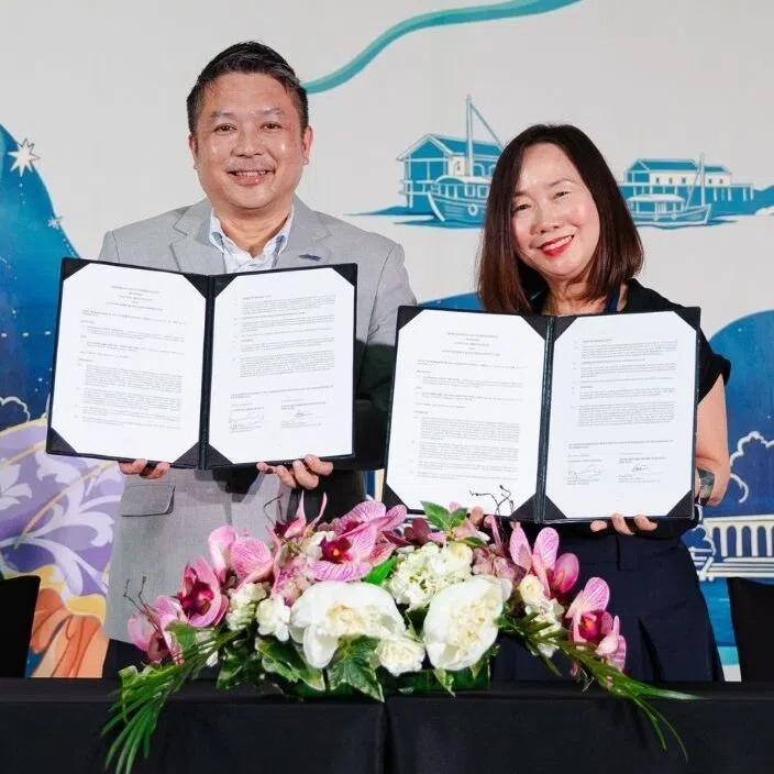 Gregory Tan (left), CEO of SATS-Creuers, and Lynette Pang, deputy CEO of NAC, signing the memorandum of understanding.