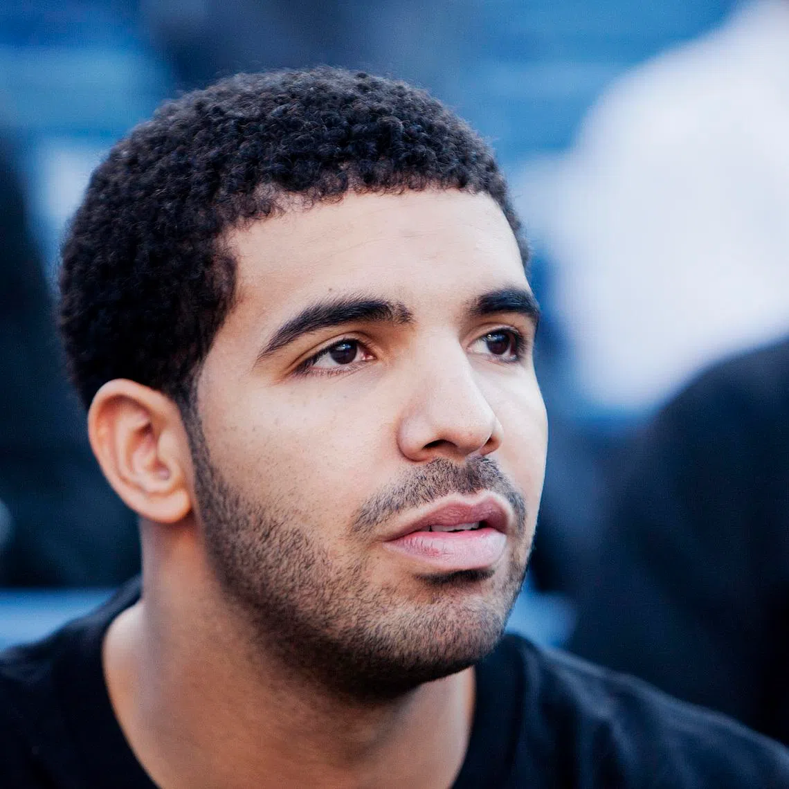 FILE PHOTO: Canadian rapper Drake watches the third round match of Serena WIlliams of the U.S. and Zheng Jie of China during the Rogers Cup women's tennis tournament in Toronto August 11, 2011.    REUTERS/Mark Blinch/File Photo