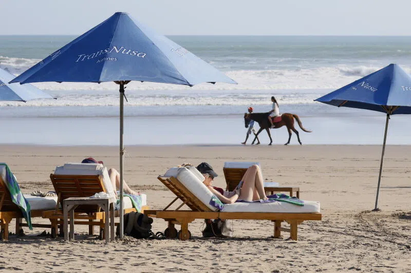 To enjoy a relaxing beach holiday takes effort, including letting go of messages from colleagues, says the writer.