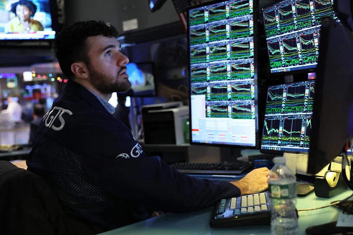 NEW YORK, NEW YORK - DECEMBER 06: Traders work on the floor of the New York Stock Exchange during morning trading on December 06, 2022 in New York City. The Dow Jones opened low this morning continuing its downward trend dipping more than 400 points as the stock market closed on Monday.   Michael M. Santiago/Getty Images/AFP (Photo by Michael M. Santiago / GETTY IMAGES NORTH AMERICA / Getty Images via AFP)