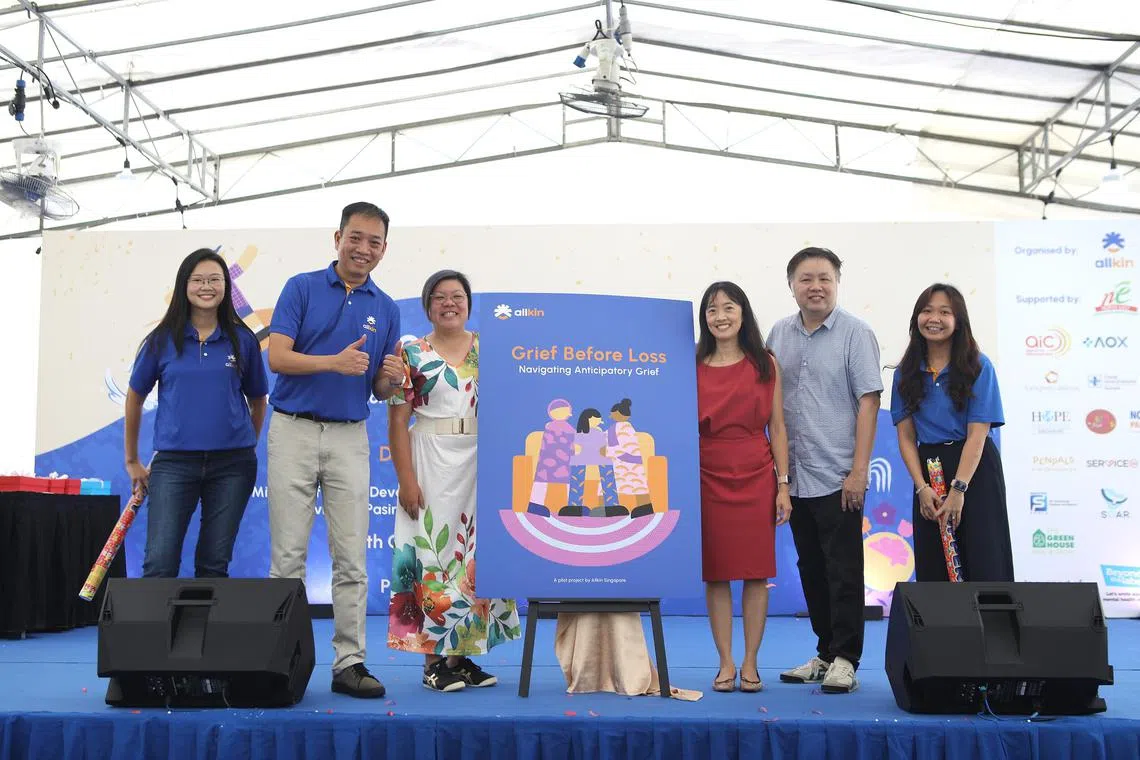 wymental05 - (L to R) Senior programme executive at Allkin's senior service Ms Lim Pei Wen, Allkin chief executive Dr Vincent Ng, members of Allkin's mental health sub-committee of service committee Dr Evelyn Boon, Associate Professor Tan Bhing Leet, and Dr Shawn Goh, as well as programme executive at Allkin's mental health service Ms Ruby Xu launching the Anticipatory Grief Guidebook at Allkin's Ride the Tides event on Oct 5 to mark World Mental Health Day, which falls on Oct 10.


Photo: Allkin Singapore