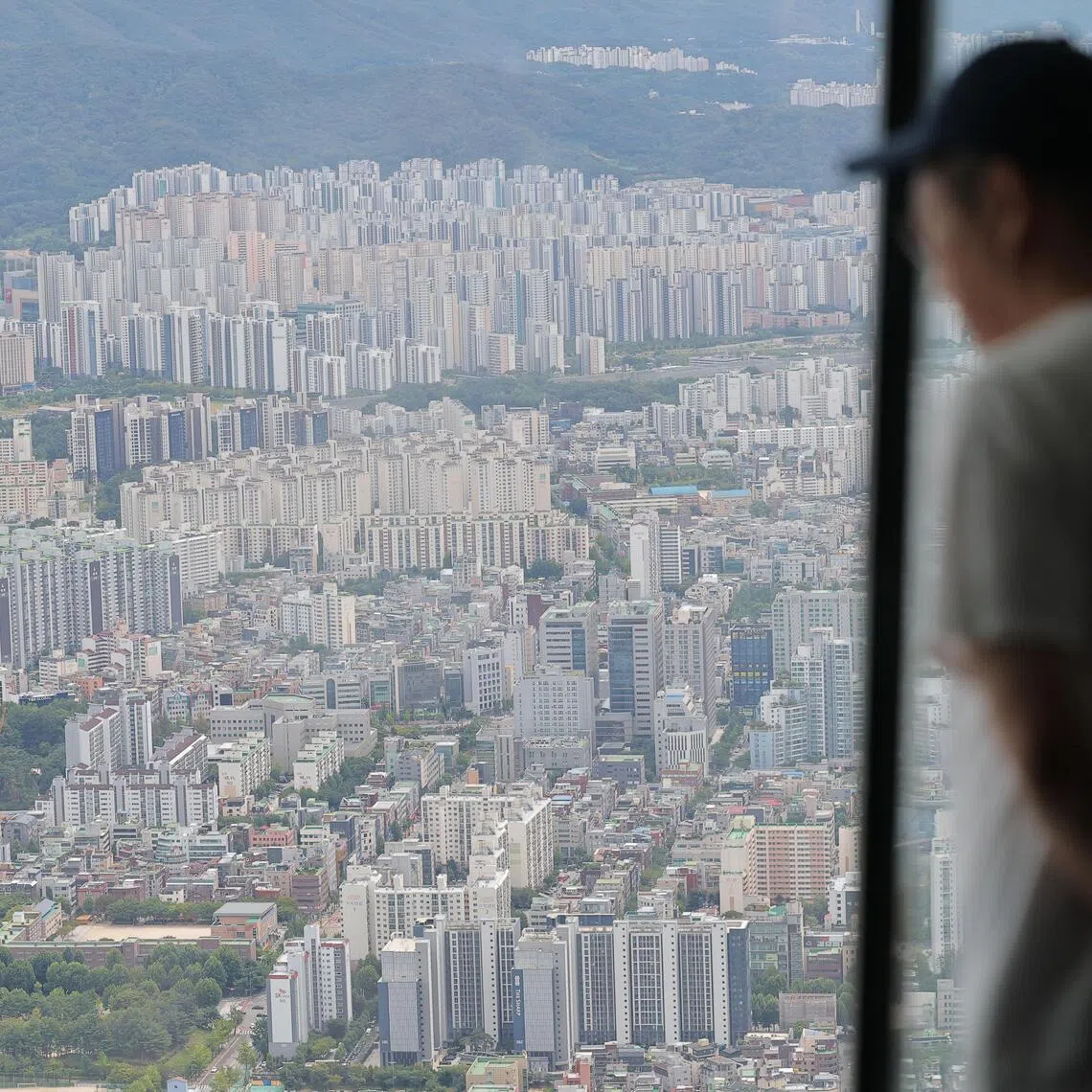 The FSC announced financial support measures, such as new policy loans, for young people and newlyweds who buy a house to live in.