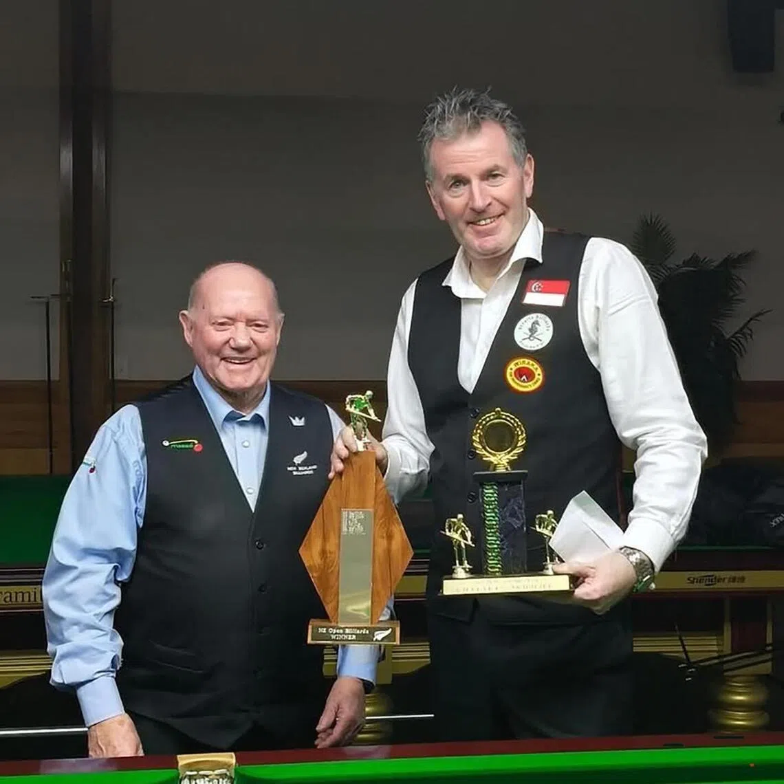 dgcue14 - New Zealand's Wayne Carey (left) presenting Singapore’s Peter Gilchrist with the Auckland Open trophies. 

Credit : Cuesports Singapore