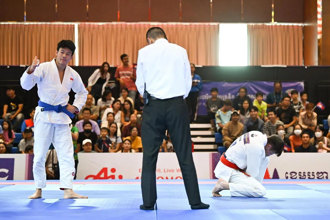 Ju-jitsu exponent Noah Lim winning Singapore’s first gold by submitting Laos’ Jedidiah Phomsavath in the under-69kg on May 6. 