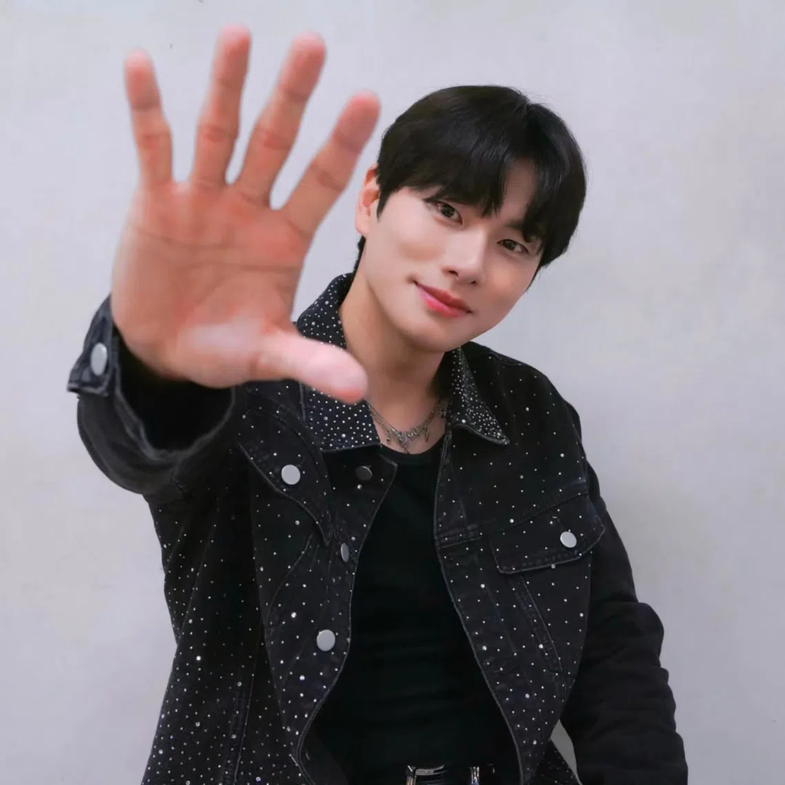 A woman has accused South Korean actor Lee Yi-kyung of making sexually suggestive remarks and asking for explicit photos.