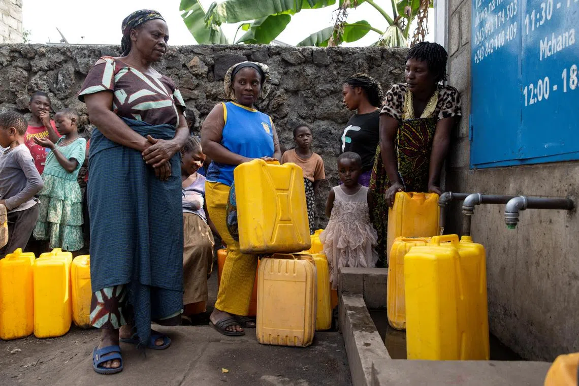 FILE PHOTO: Women and children queue at the standpipe, where incomplete water connections caused by USAID funding cuts to the NGO Mercy Corps have led to ongoing water shortages, in Goma, North Kivu province, Democratic Republic of Congo, June 16, 2025. REUTERS/Arlette Bashizi/File Photo