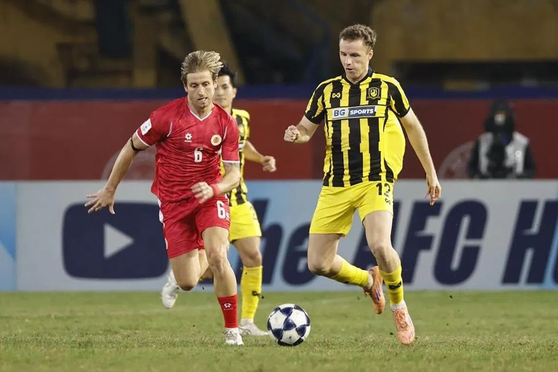 dgsoc16 - Cong An Ha Noi midfielder Stefan Mauk fights to get to the ball ahead of BG Tampines Rovers’ Trent Buhagiar during the 4-0 first leg win, a result which has now been overturned to a 3-0 loss to the Vietnamese side..

Credit : Asian Football Confederation