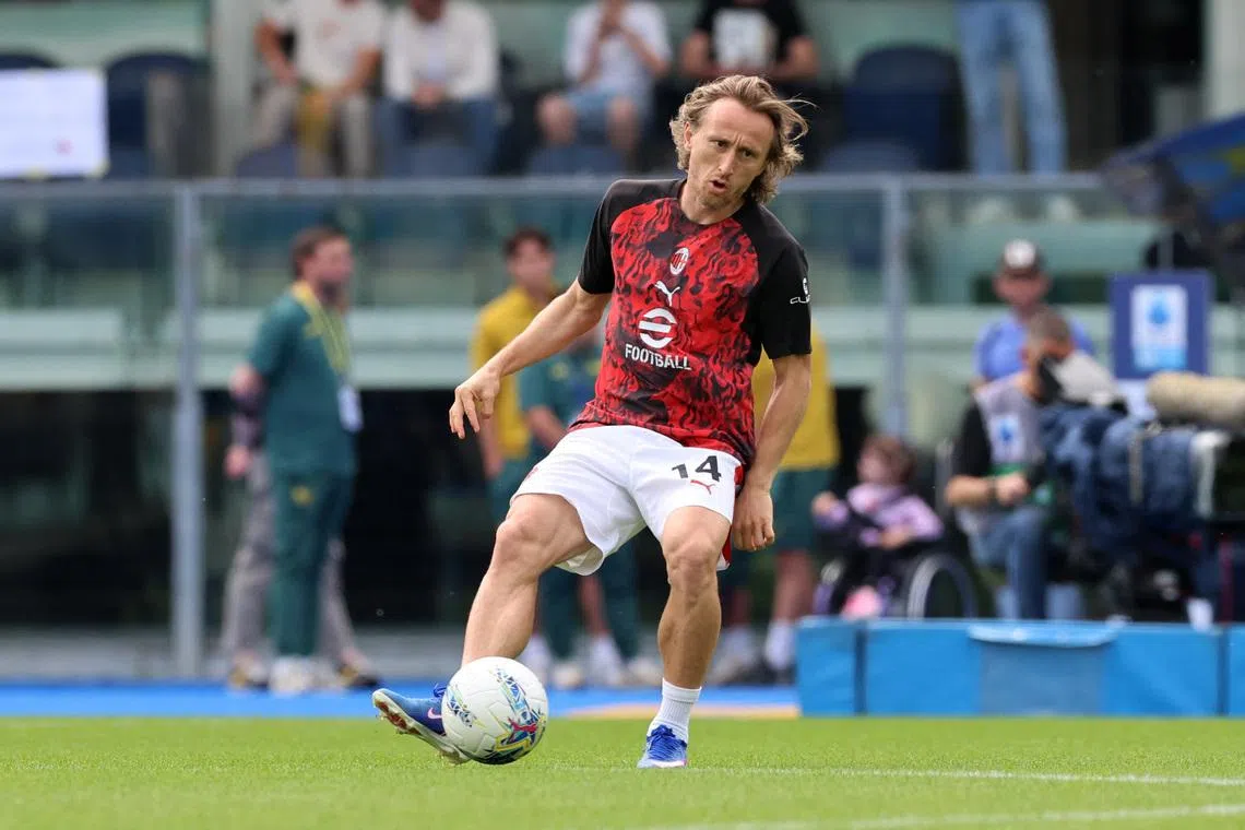 Soccer Football - Serie A - Hellas Verona v AC Milan - Stadio Marcantonio Bentegodi, Verona, Italy - April 19, 2026 AC Milan's Luka Modric during the warm up before the match REUTERS/Ciro De Luca