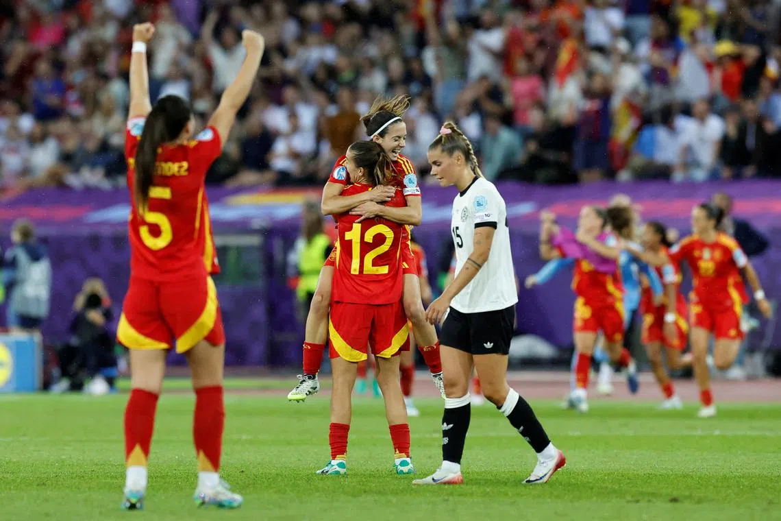 Soccer Football - UEFA Women's Euro 2025 - Semi Final - Germany v Spain - Stadion Letzigrund, Zurich, Switzerland - July 23, 2025  Germany's Selina Cerci looks dejected as Spain's Aitana Bonmati and Spain's Patri Guijarro celebrate after the match REUTERS/Stefan Wermuth     TPX IMAGES OF THE DAY