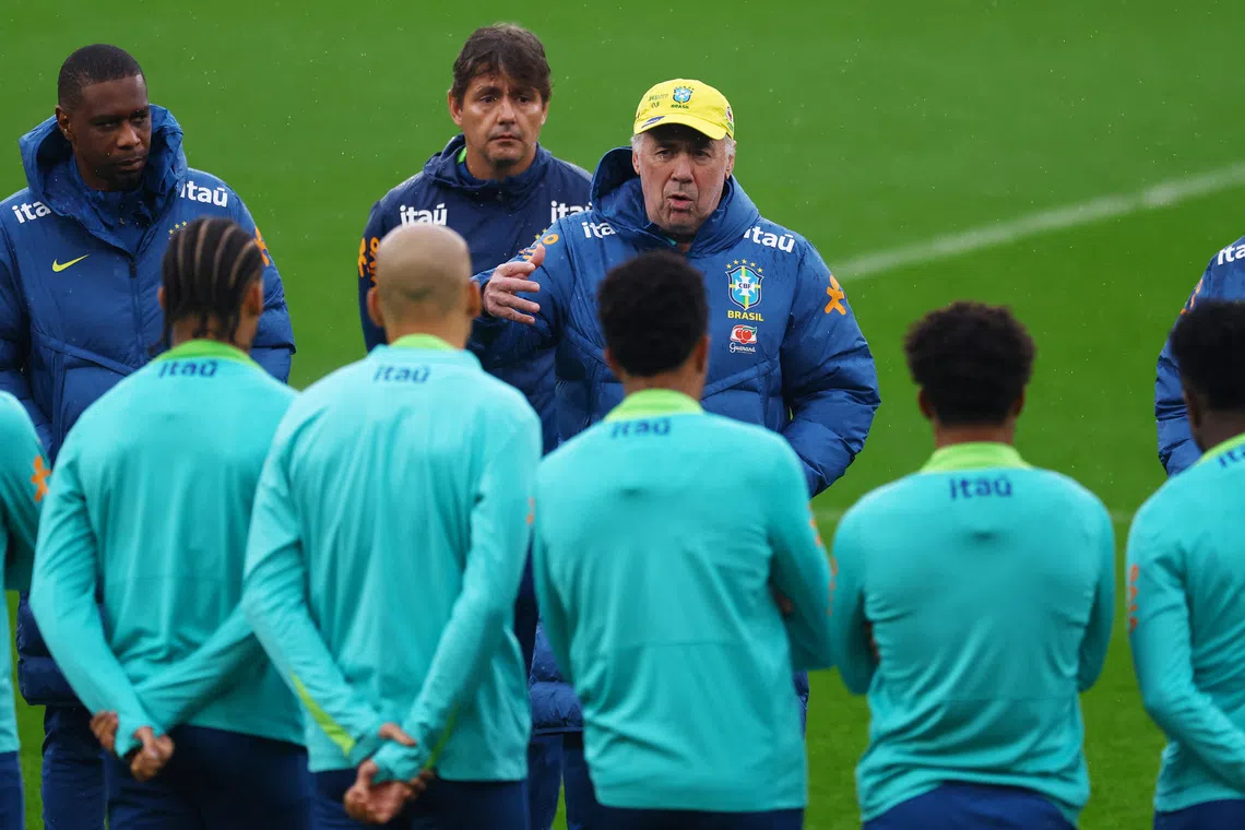 Soccer Football - International Friendly - Brazil Training - Emirates Stadium, London, Britain - November 14, 2025 Brazil coach Carlo Ancelotti speaks to players during training Action Images via Reuters/Matthew Childs