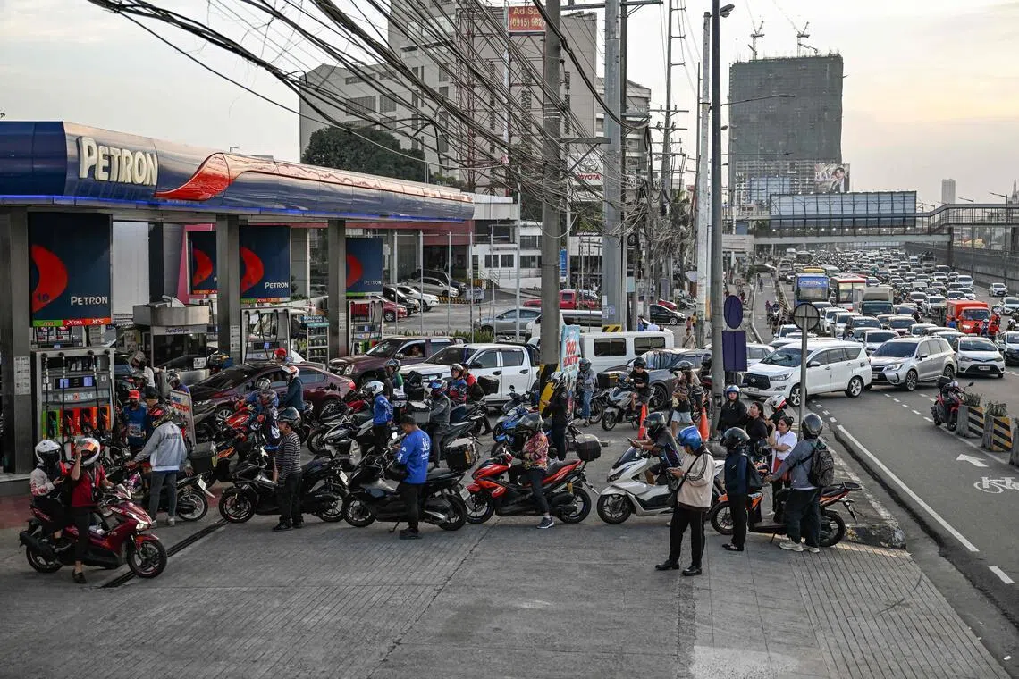 Police officers will maintain a strong presence at key fuel supply points to ensure that rules are followed and to prevent service disruptions to motorists, the national police chief said.