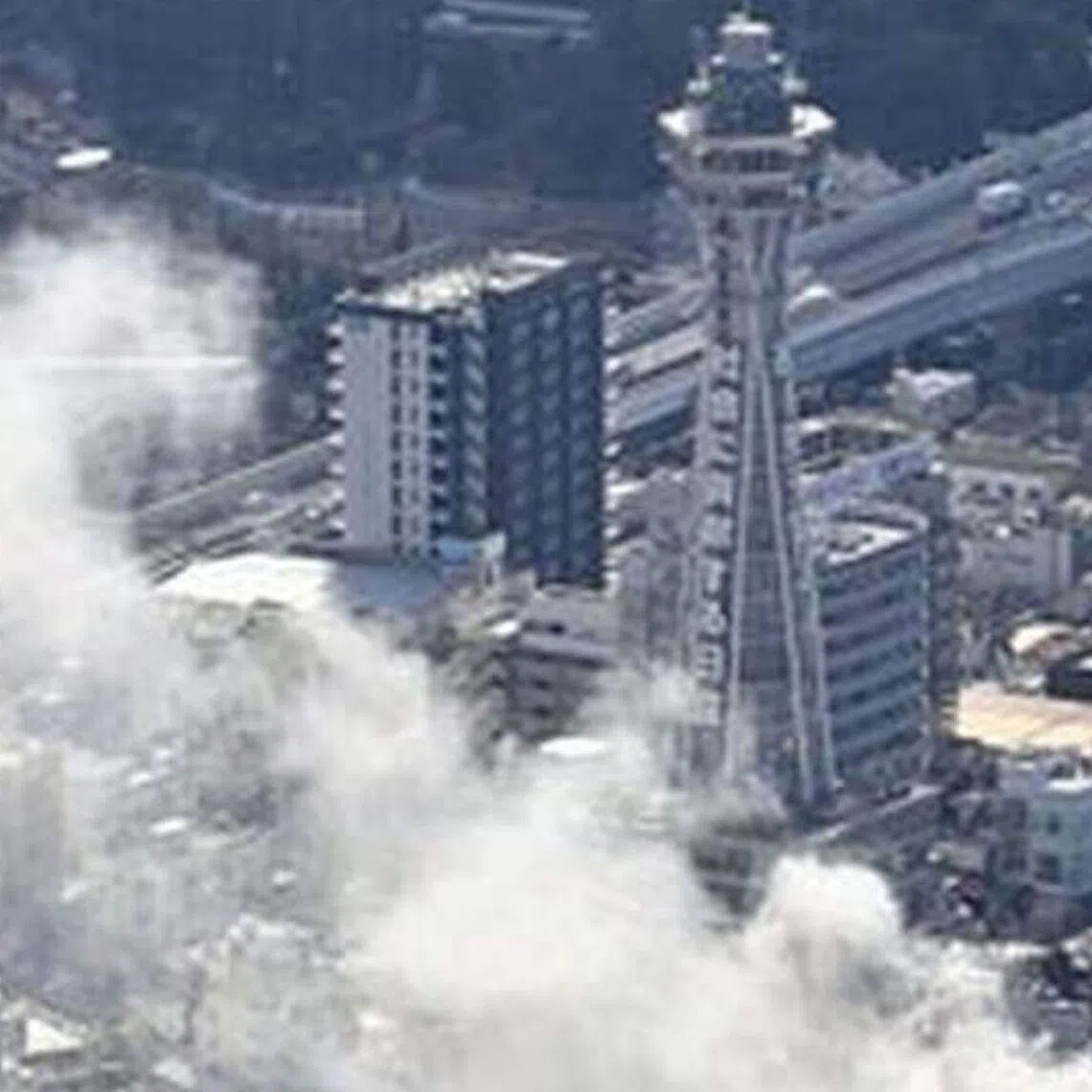 The Osaka Municipal Fire Department is conducting firefighting operations.