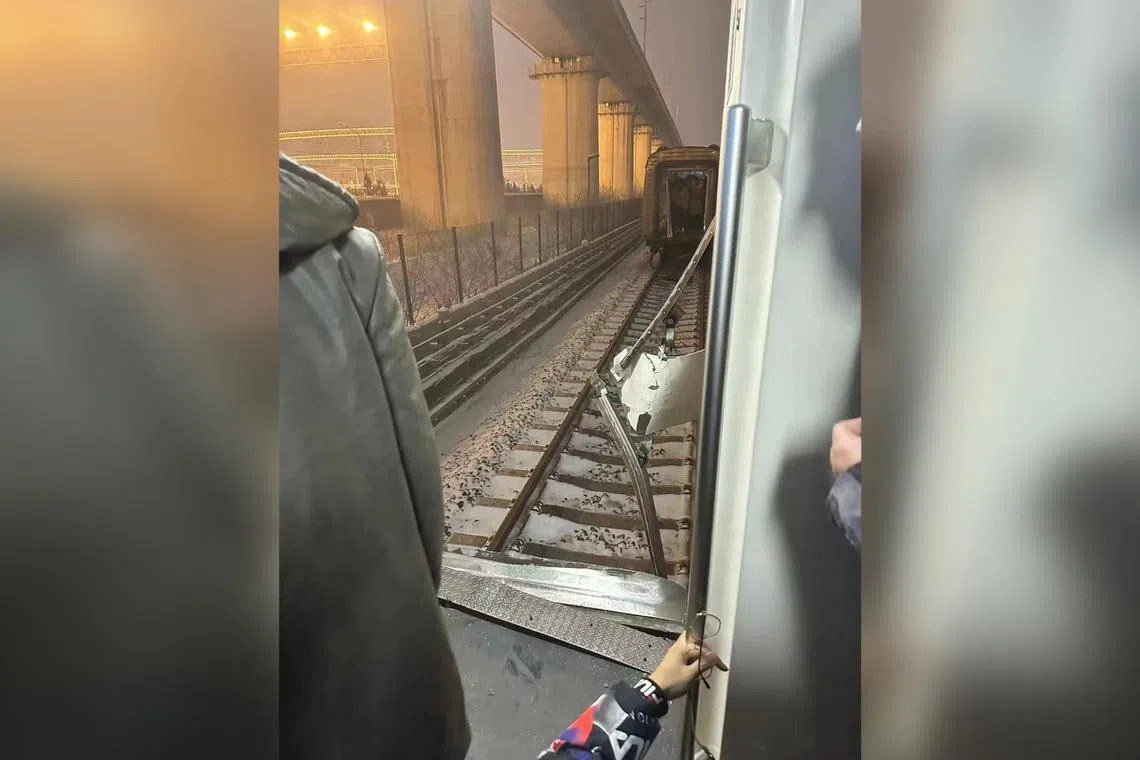The incident occurred at around 7pm during the evening rush hour on a snowy day in an aboveground section of the line.