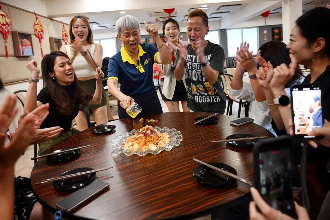 Hold your horses: ‘Rapping’ 65-year-old turns heads at Toa Payoh restaurant’s yusheng service