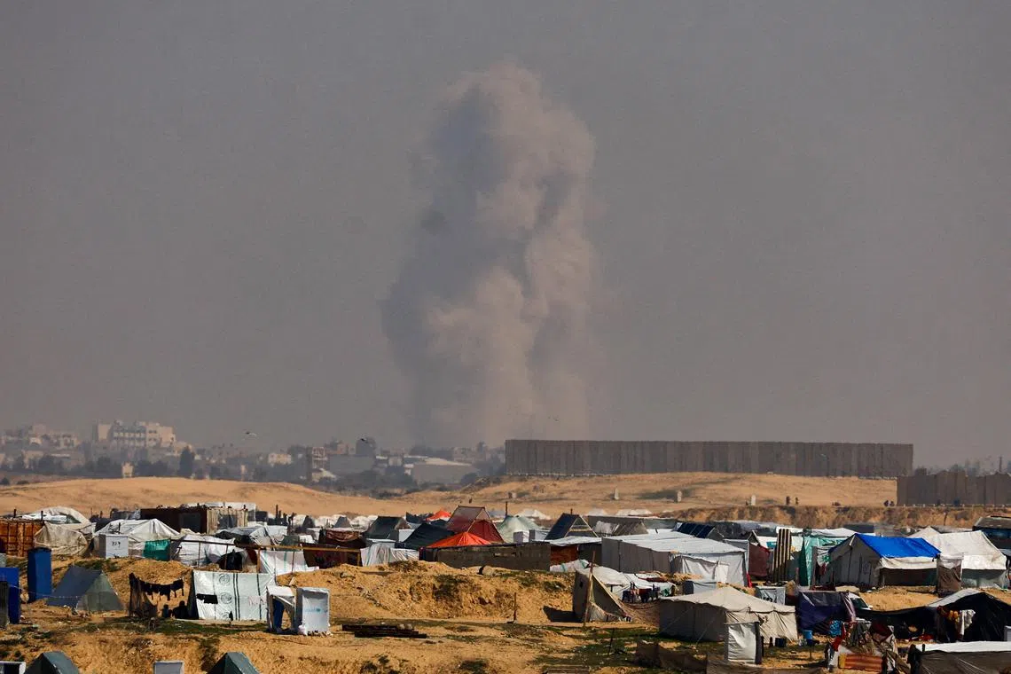 Smoke rises during an Israeli ground operation in Khan Younis, amid the ongoing conflict between Israel and the Palestinian Islamist group Hamas, as seen from a tent camp sheltering displaced Palestinians in Rafah, in the southern Gaza Strip, February 26, 2024. REUTERS/Ibraheem Abu Mustafa/ File photo