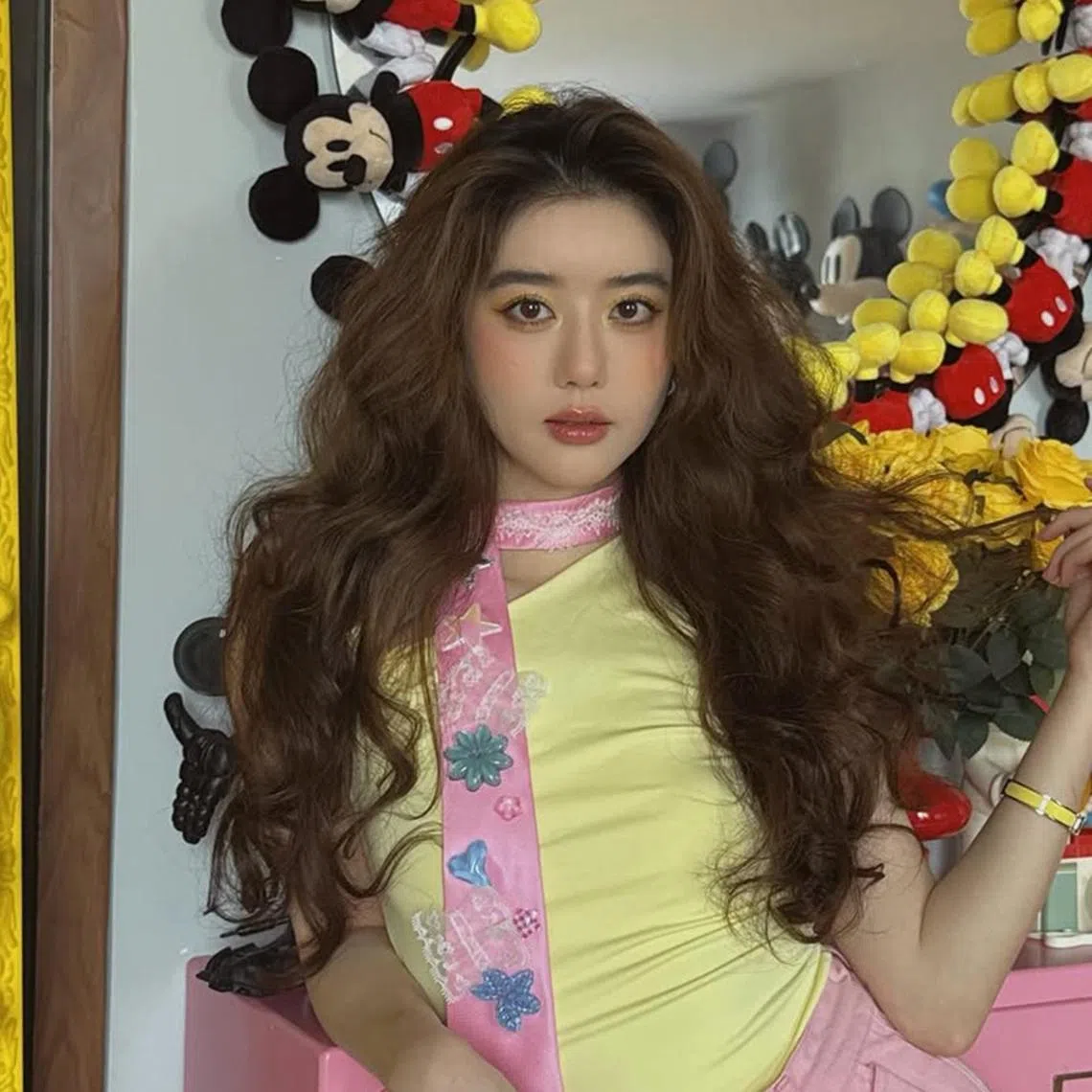 Eleanor Lee shared behind-the-scenes footage from the Chinese drama Overseas Security Officer on Xiaohongshu on July 7.