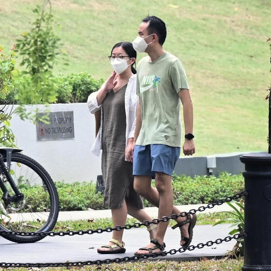 A couple in mask seen during at the haze at Robertson Quay at about 12pm on Sept 14.