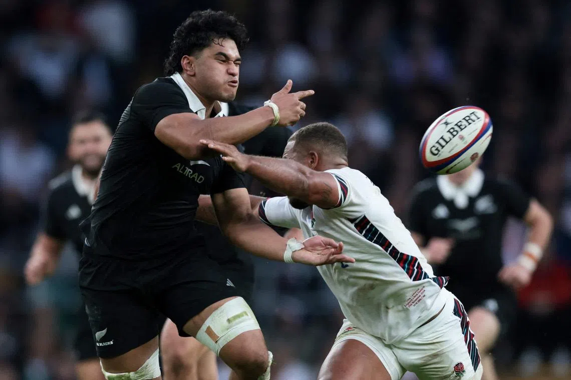 FILE PHOTO: Rugby Union - Autumn International - England v New Zealand - Allianz Stadium Twickenham, London, Britain - November 2, 2024 New Zealand's Wallace Sititi in action with England's Ollie Lawrence Action Images via Reuters/Paul Childs/File Photo
